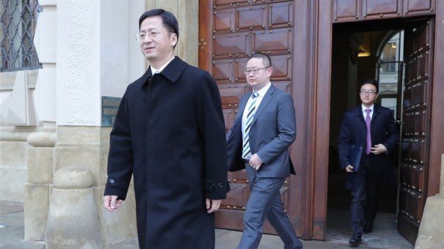 nsk velvyslanec ang ien-min opout budovu ministerstva zahrani po schzce s ministrem Tomem Petkem. (10. ledna 2018)