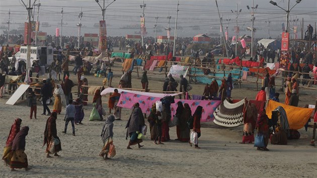 Poutnci si su aty ve stanovm mst bhem svtku Kumbh ml. (14. ledna 2019)