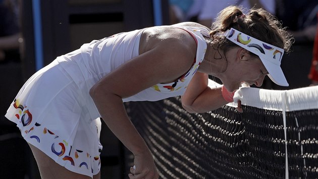 Barbora Strcov bhem 1. kola Australian Open kousla do st.