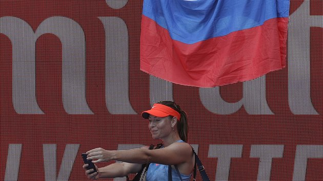 Maria arapovov se fot s ruskmi fanouky po postupu do 2. kola Australian Open.