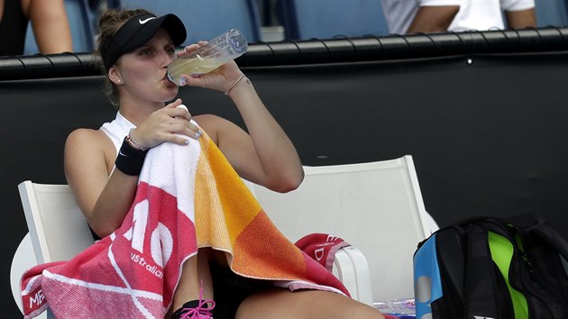 Česká naděje Markéta Vondroušová se občerstvuje během 2. kola Australian Open.