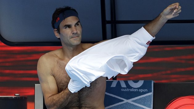 vcarsk tenista Roger Federer si v australskm parnu pevlk triko.
