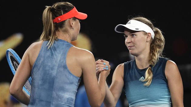 Ruska Maria arapovov (vlevo) u st s Caroline Wozniackou po vtzstv ve 3. kole Australian Open.