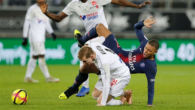 Kylian Mbapp z PSG (v modrm) pad po souboji s Emilem Krafthem z Amiens.