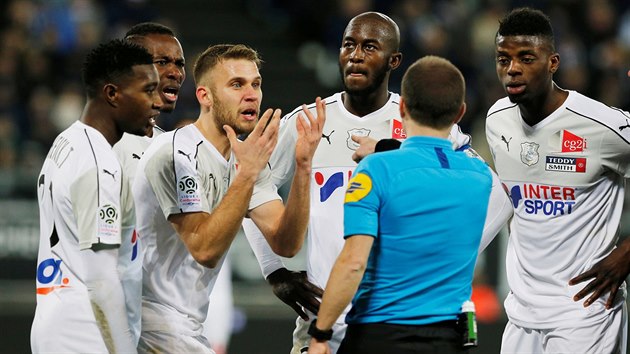 COE? PENALTA? Fotbalist Amiens protestuj u hlavnho arbitra bhem utkn proti PSG.