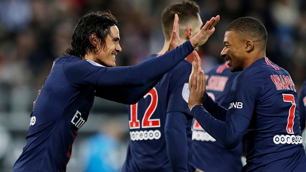 Edinson Cavani (vlevo) slav spolen s Kylianem Mbappm trefu Paris St. Germain do st Amiens.