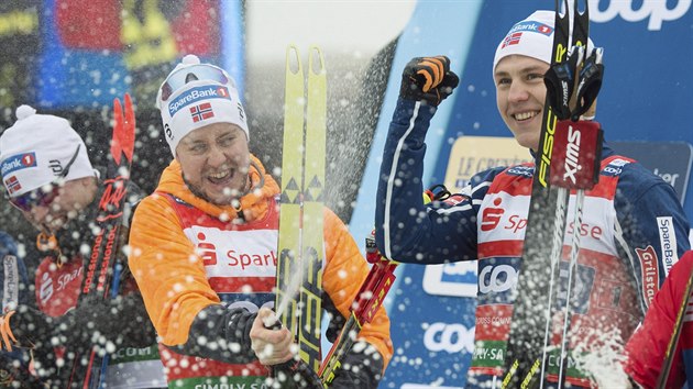 Norsk duo Sindre Bjoernestad Skar (v oranov bund) - Erik Valnes se raduje z vtzstv ve sprintu dvojic v Dranech.