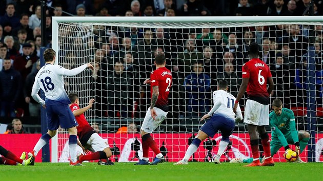 Brank Manchesteru United David de Gea (vpravo) zasahuje v utkn proti Tottenhamu.