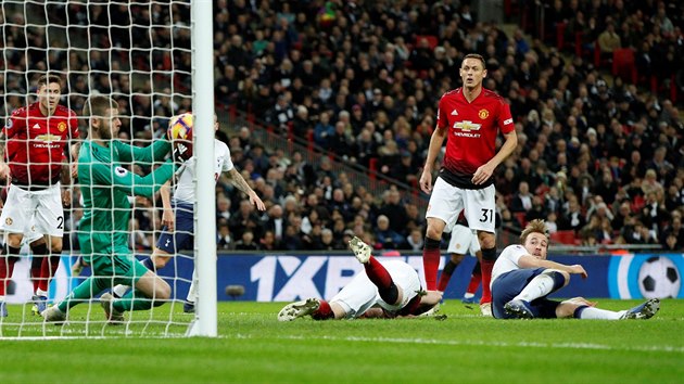 David de Gea, glman Manchesteru United, (vlevo) chyt m do rukavic v zpase proti Tottenhamu.