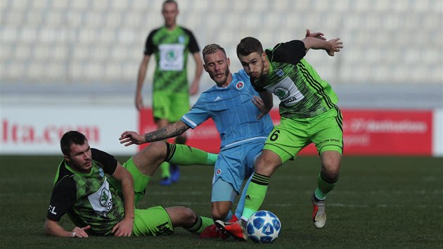 Momentka z utkn mezi Mladou Boleslav (v zelenm) a Slovanem Bratislava bhem semifinle Tipsport ligy na Malt.