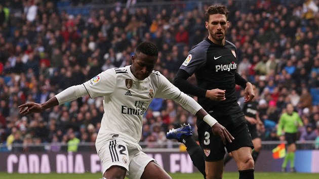 Vinicius Junior z Realu Madrid (vlevo) se sna odcentrovat pes Sergia Gomeze ze Sevilly.