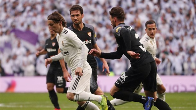Zlonk Realu Madrid Luka Modri (vlevo) unik Sergiu Gomezovi ze Sevilly.