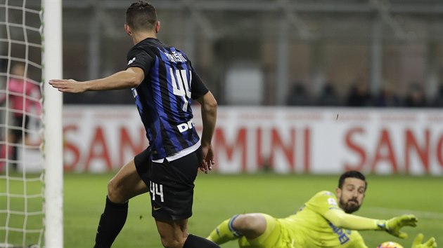 Brank Sassuola Andrea Consigli zasahuje proti Ivanu Periiovi z Interu Miln.