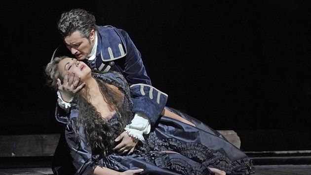 Anna Ntrebko jako Adriana a Piotr Beczala jako Maurizio v Cileov opee Adriana Lecouvreur, kterou uvedla Metropolitn opera.