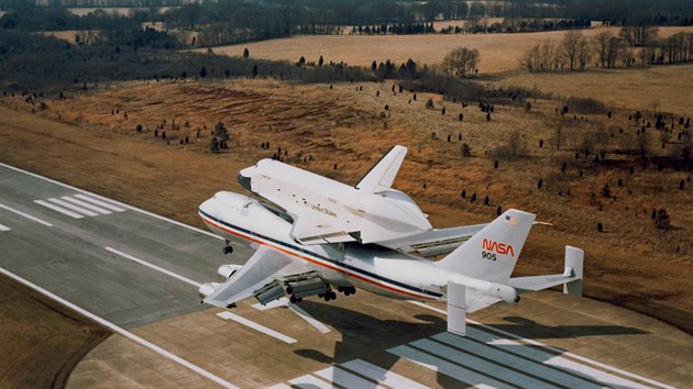 Nosi Boeing 747 SCA (Shuttle Carrier Aircraft) a raketopln Enterprise
