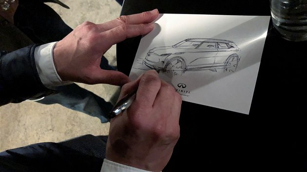 Karim Habib, fdesignr Infiniti Motor Company, divize aliance Renault-Nissan na autosalonu v Detroitu skicuje koncept novho elektrickho SUV QX Inspiration.