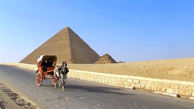 Turisté se mohou kolem pyramid projíždět na koni, na velbloudu nebo v dvoukolovém kočáře.