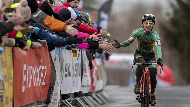 Vítězná Pavla Havlíková dojíždí do cíle cyklokrosového mistrovství republiky.