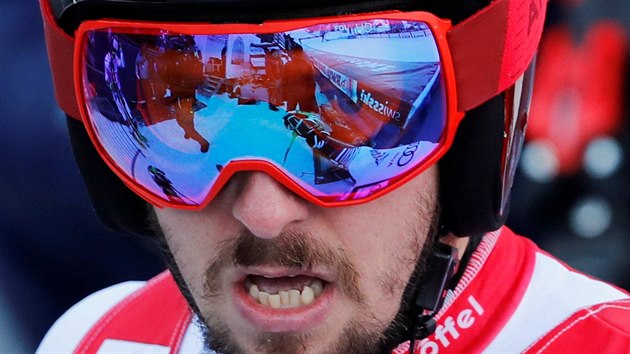 Marcel Hirscher vydechuje v cli obho slalomu v Adelbodenu.