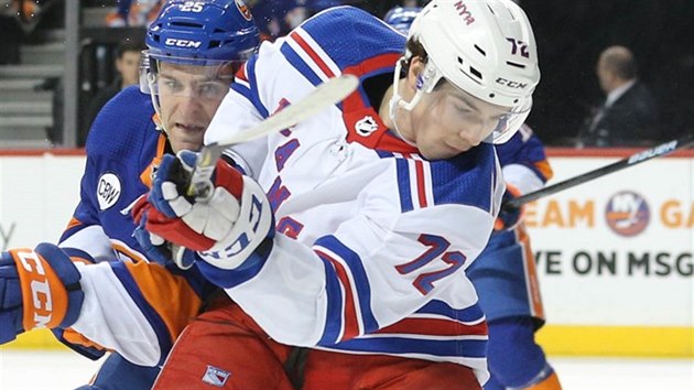 Filip Chytil, tonk New York Rangers, si kryje puk ped Devonem Toewsem z Islanders.