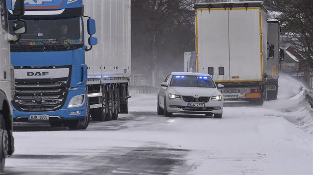 Policist jedou k nehod, kter 14. ledna 2019 blokovala provoz na silnici u Dlouh Brtnice na Jihlavsku. Dopravu na Vysoin komplikoval bhem dne siln vtr a snhov pehky. idii v kraji se potkali se snhem, nledm a na mnoha mstech tak s popadanmi stromy.