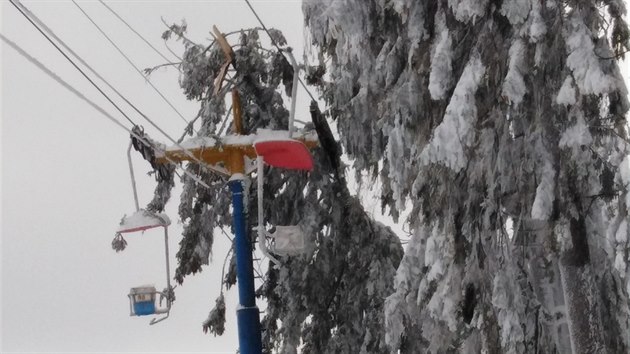 V okol umavsk elezn Rudy hroz vinou velkch pval snhu pdy strom a vtv. Obyvatel i nvtvnci rekreanho msta a okol by se radji nemli vydvat na bkask vjezdy ani p prochzky do lesa. Snmek je ze 14. ledna 2019.