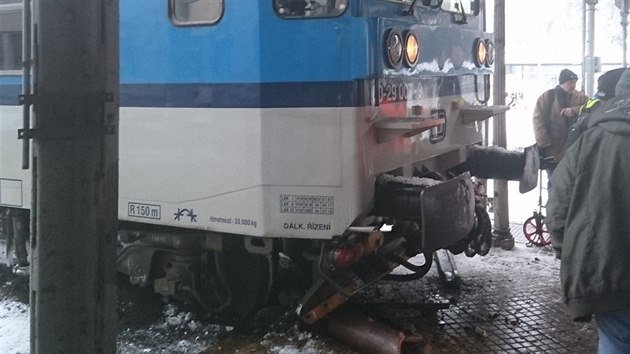 Spěšný vlak v Liberci projel návěstidlo, které zakazovalo další jízdu, prorazil zarážedlo a vjel až na nástupiště. (10. ledna 2019)