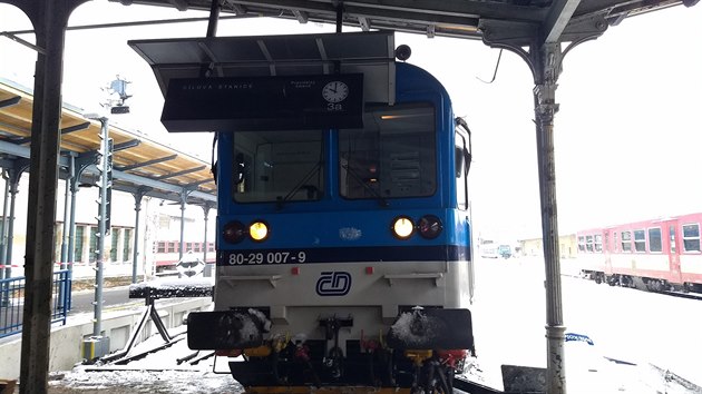 Spn vlak v Liberci projel nvstidlo, kter zakazovalo dal jzdu, prorazil zaredlo a vjel a na nstupit. (10. ledna 2019)