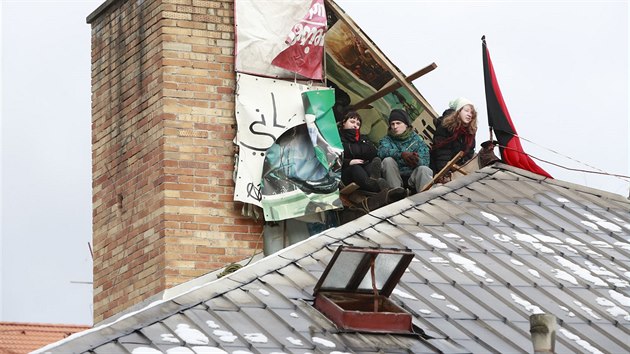 Aktivist z Kliniky na praskm ikov neopustili budovu ani po uplynut ultimta, nkte vylezli na stechu. (10. ledna 2019)