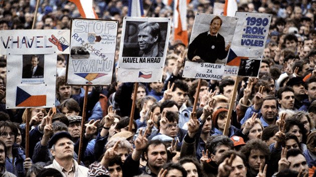Dav lid podporujcch zvolen dramatika Vclava Havla prezidentem demonstruje na nmst v Kladn. (12. prosince 1989)