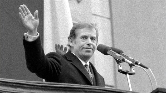 Václav Havel mává davu lidí z balkonu Pražského hradu krátce po zvolení československý prezidentem. (29. prosince 1989)