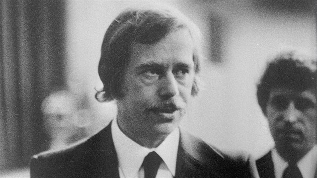 Na konci listopadu 1978 byl Vclav Havel nakrtko proputn z vznice, aby se mohl zastnit otcova pohbu (na snmku).