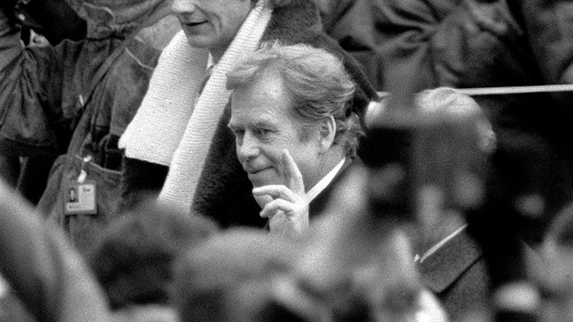 Vclav Havel zdrav sv pznivce na ndvo Praskho hradu krtce pot, co byl zvolen eskoslovenskm prezidentem. (29. prosince 1989)