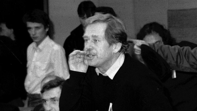 Dramatik V�clav Havel p�i pra�sk�m jedn�n� Ob�ansk�ho f�ra s komunistickou vl�dou. (8. prosince 1989)