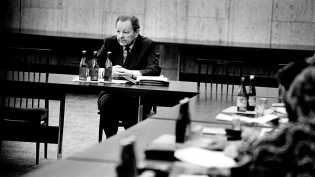 Bývalého generálního tajemníka KSČ Miloše Jakeše vyslechla parlamentní komise, která se zabývala vyšetřováním událostí 17. listopadu. (prosinec 1989)