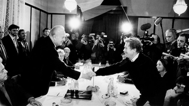 Pedseda vldy Ladislav Adamec a dramatik Vclav Havel bhem jednn delegac V NF SSR se zstupci Obanskho fra v Obecnm dom v Praze. (26. listopadu 1989)