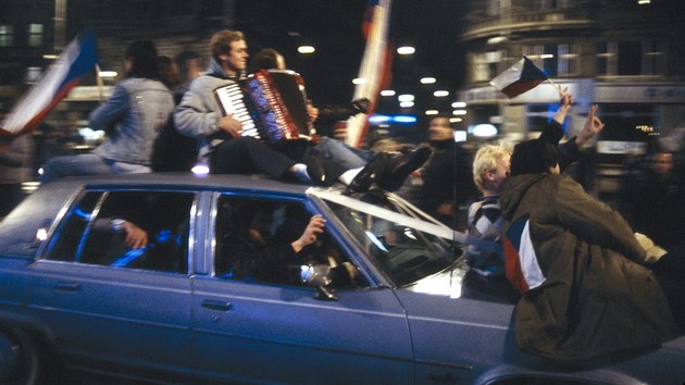 Krátce po večerním oznámení rezignace Miloše Jakeše propukly v ulicích Prahy mohutné oslavy. (24. listopadu 1989)