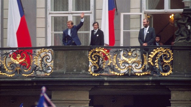 Vclav Havel mv davu lid z balkonu Praskho hradu den po zvolen eskoslovensk prezidentem. (30. prosince 1989)