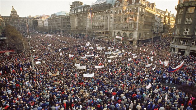 Na 300 tisíc demonstrantů poslouchá projev Václava Havla z balkonu Melantrichu na Václavském náměstí. (23. listopadu 1989)