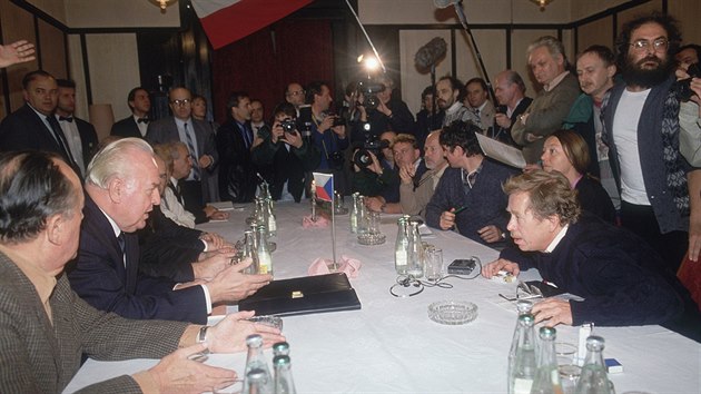 P�edseda vl�dy Ladislav Adamec a dramatik V�clav Havel b�hem jedn�n� delegac� �V NF �SSR se z�stupci Ob�ansk�ho f�ra v Obecn�m dom� v Praze. (26. listopadu 1989)