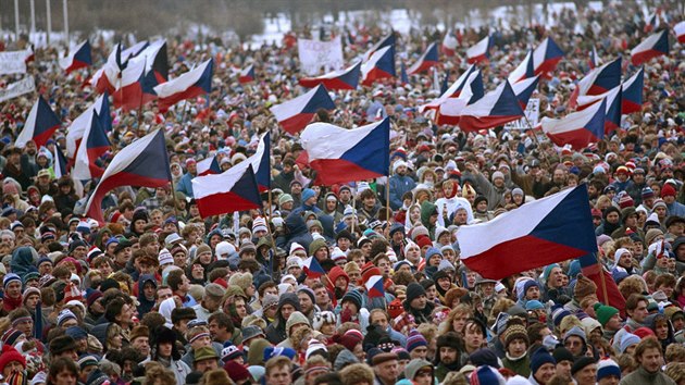 Od pondl 20. listopadu se podailo na vtin praskch vysokch kol vyhlsit stvku. Na Vclavskm nmst v Praze se selo pes 100 tisc demonstrant.