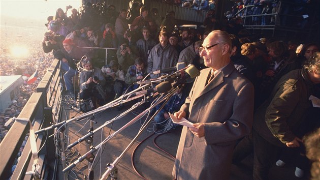 Alexander Dubček hovoří před půlmilionovým davem v Praze na Letné. (26. listopadu 1989)