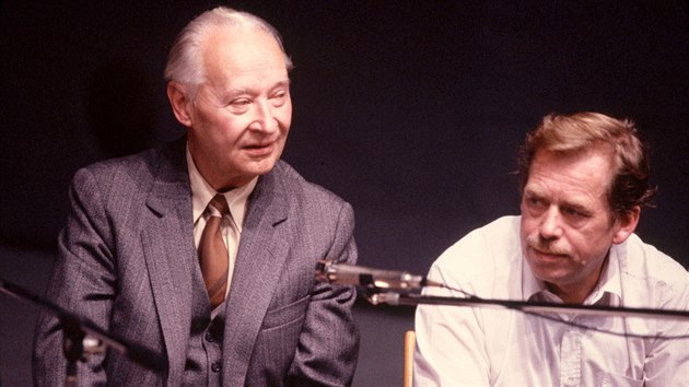 Alexander Dubček a Václav Havel na tiskové konferenci Občanského fóra, která se konala v Laterně magice. (24. listopadu 1989)