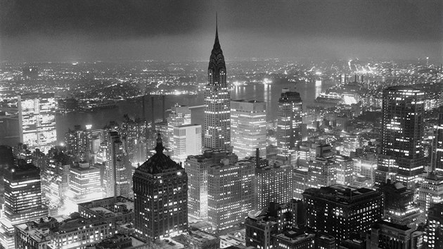 Mrakodrap Chrysler Building coby dominanta newyorskho Manhattanu v roce 1957.