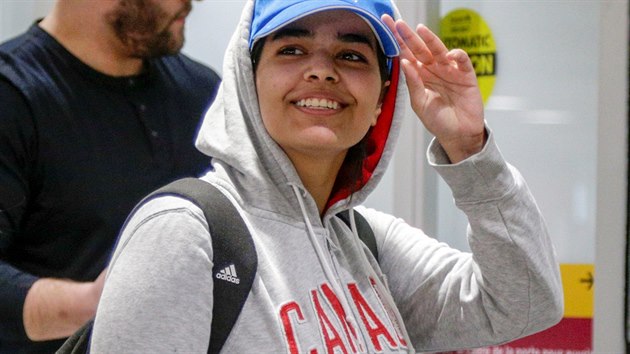 Rahaf Kununov na letiti v Torontu.