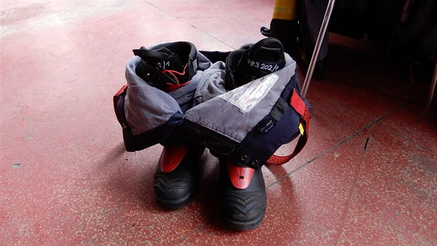 Boty a kalhoty v jednom. To není nepořádnost, ale hasičská připravenost.