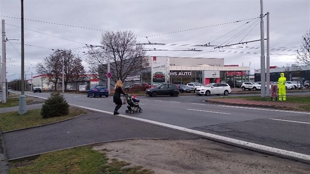 Husovu tdu pechzej v eskm Vrbnm i matky s korky. Nejbli pechody jsou odtud vzdlen stovky metr.