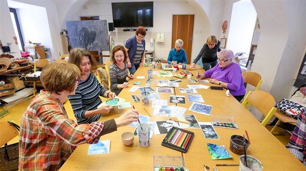 Jindichohradeckou ZU navtvuje 148 senior, u se malovat, hrt na hudebn nstroje, tan nebo hraj divadlo.