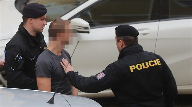 Policie přivádí k soudu staršího z obviněných z vraždy čerpadlářky u Nelahozevsi před jednáním o vazbě (17. ledna 2019)