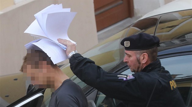 Policie odvd od soudu do vazebn vznice starho z obvinnch z vrady erpadlky u Nelahozevsi. (17. ledna 2019)